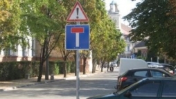 A munkav�gz�s ut�n is ottmaradt a zs�kutca t�bla