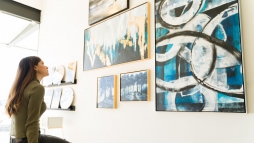 Ism�t kinyit a moh�csi szalon, p�ntekt�l tekinthet�k meg az alkot�sok