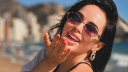 Nem mindennapi k�rnyezetben kapt�k lencsev�gre az egyik legh�resebb koml�it