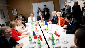 Von der Leyen mr nem Scholzzal s Macronnal, hanem Orbn Viktorral egyeztet