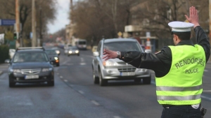 Az agresszv sofrk sz nlkl elznek