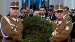 1956 legnagyobb tanuls�ga, hogy a szabads�g�rt �rdemes k�zdeni