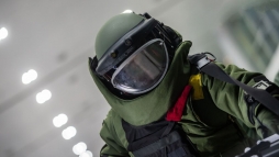 Hatalmas p�nik a rept�ren: felrobbant egy utas t�sk�ja