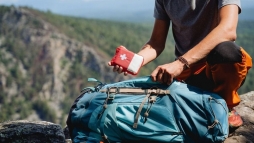 Megdbbent fotk: csak a lba lgott ki, fejjel lefel szorult a sziklk kz a trz